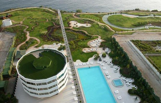 MARMARA ANTALYA Strax utnaför staden Antalya, där tiotusentals svenskar landar varje år att fira semester i Turkiet, ligger det här snurrande hotellet. Ett varv kan ta allt mellan 2 och 22 timmar och på så sätt får alla de 24 rummen havsutsikt – i alla fall en eller ett par gånger per dygn. Pris: Från cirka 1000 kr/natt/person. Hotellet ingår också i Vings charterutbud.