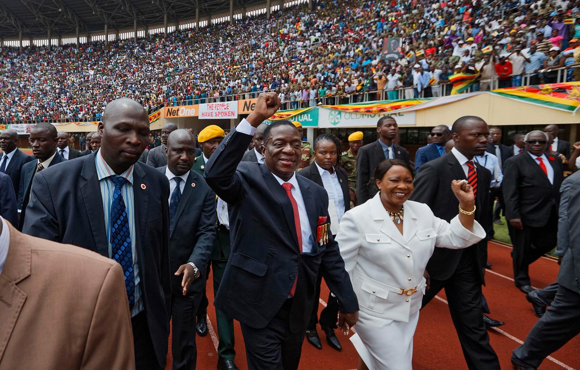 Nye presidenten Emmerson Mnangagwa med frun Auxillia anländer till ceremonin.