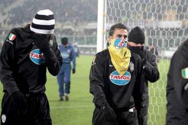Zlatan-attack. Juventusspelarna Zlatan Ibrahimovic och Fabio Cannavaro skyddar sig mot tårgasen under gårdagens cupmatch mot Fiorentina i Florens.
