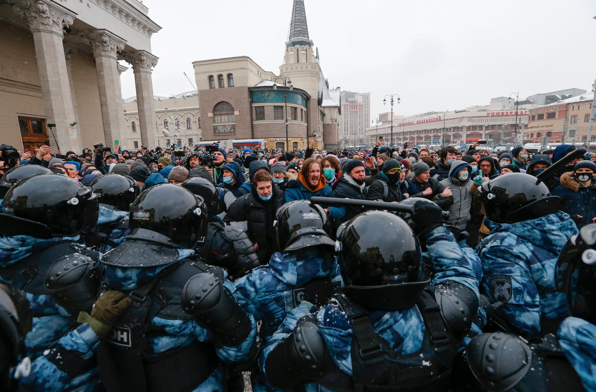Demonstranter drabbar samman med polis under protester i Moskva den 31 januari mot fängslandet av Aleksej Navalnyj.