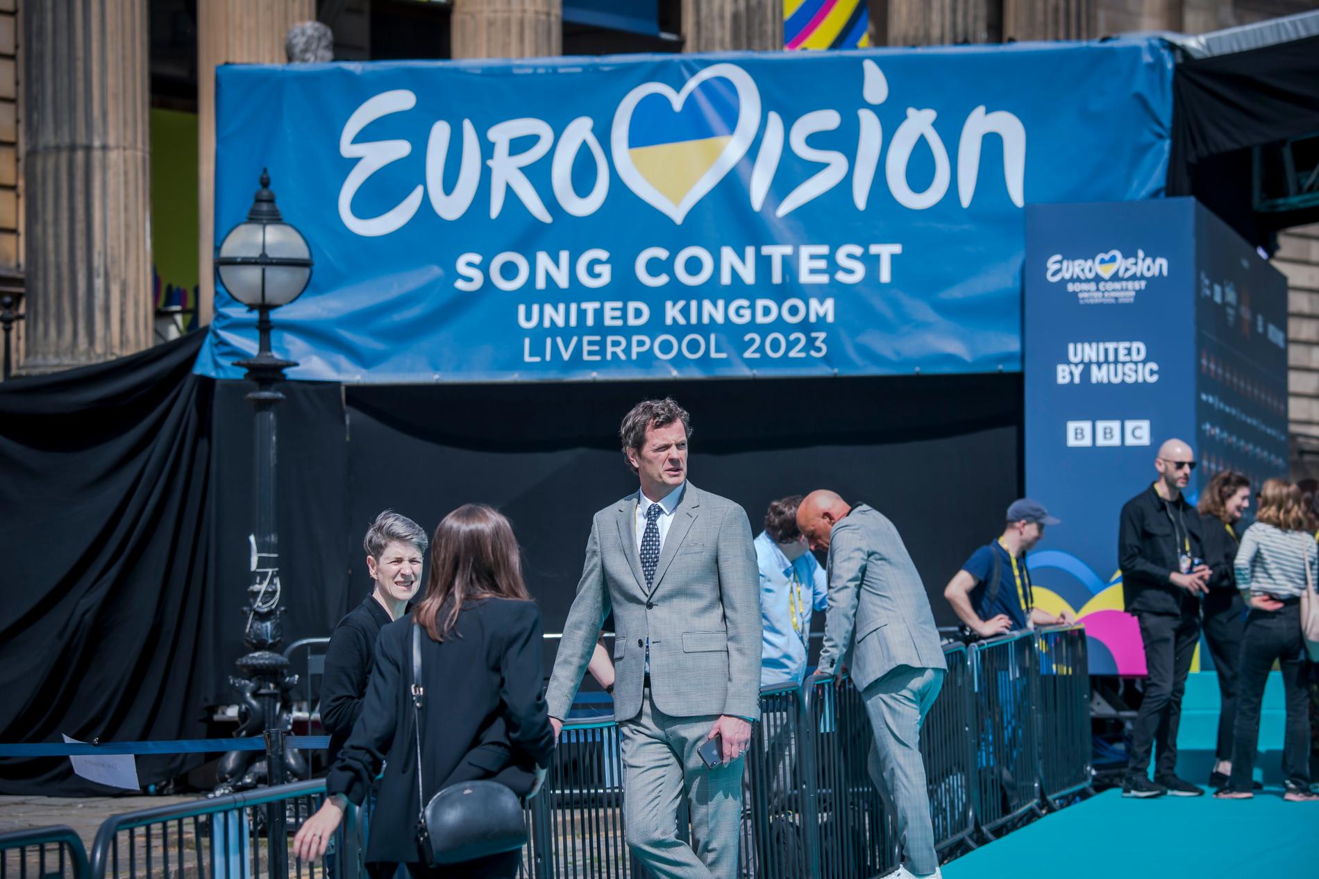 Eurovision-bossen Martin Österdahl på turkosa mattan under invigningen av Eurovision song contest 2023
