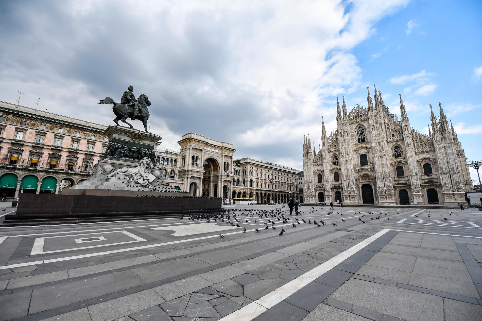 Italiens gator har tömts på människor efter coronautbrottet. Men många trotsar utegångsförbuden. Här en bild från torget med katedralen Duomo di Milano – i Milano.