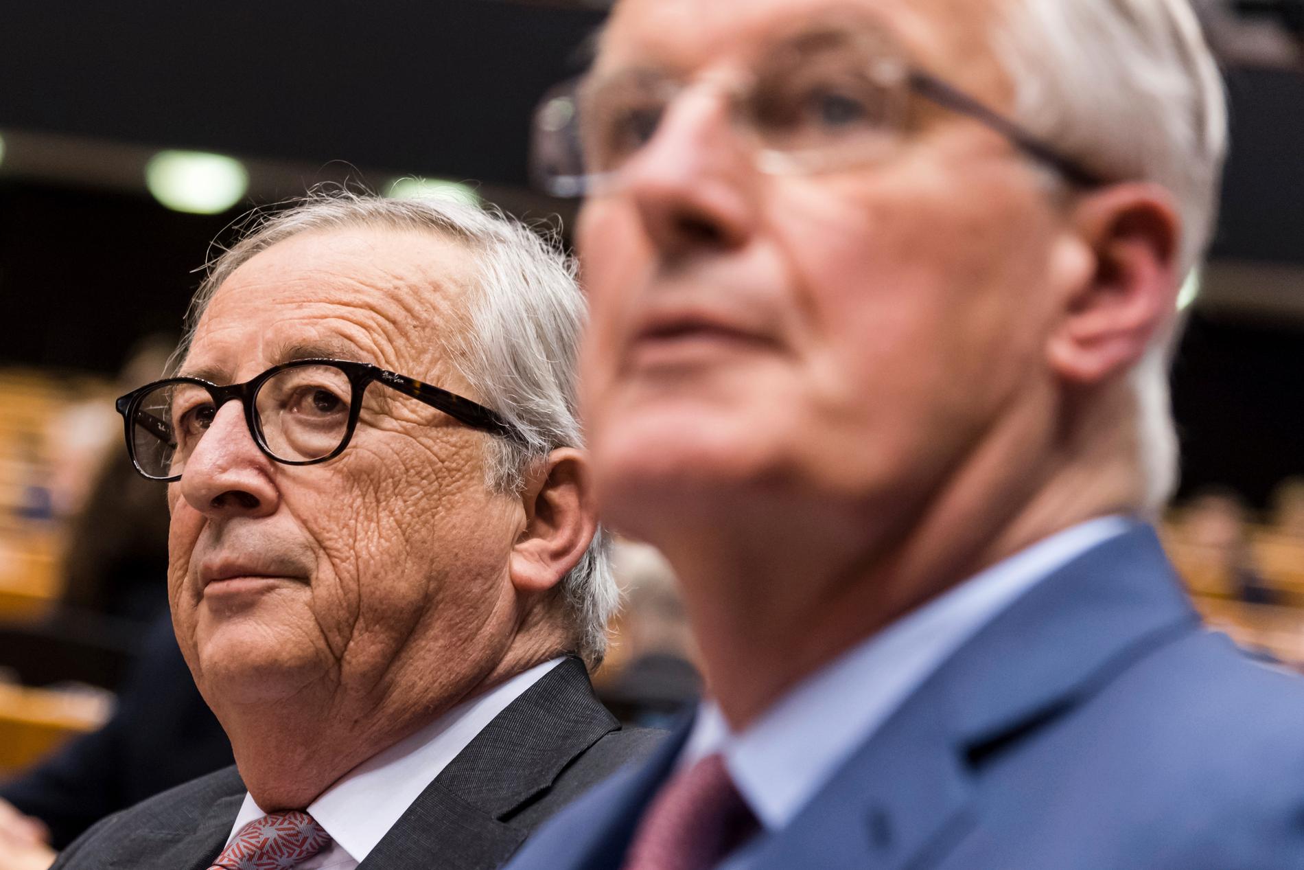 EU-kommissionens ordförande Jean-Claude Juncker (till vänster) och chefsförhandlaren Michel Barnier under en brexitdebatt i EU-parlamentet.