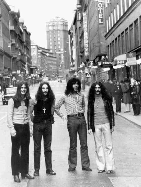 Black Sabbath, från vänster Ozzy Osbourne, Bill Ward, Tony Iommi och Geezer Butler, fotograferade på Kungsgatan under ett Stockholmsbesök 1971.