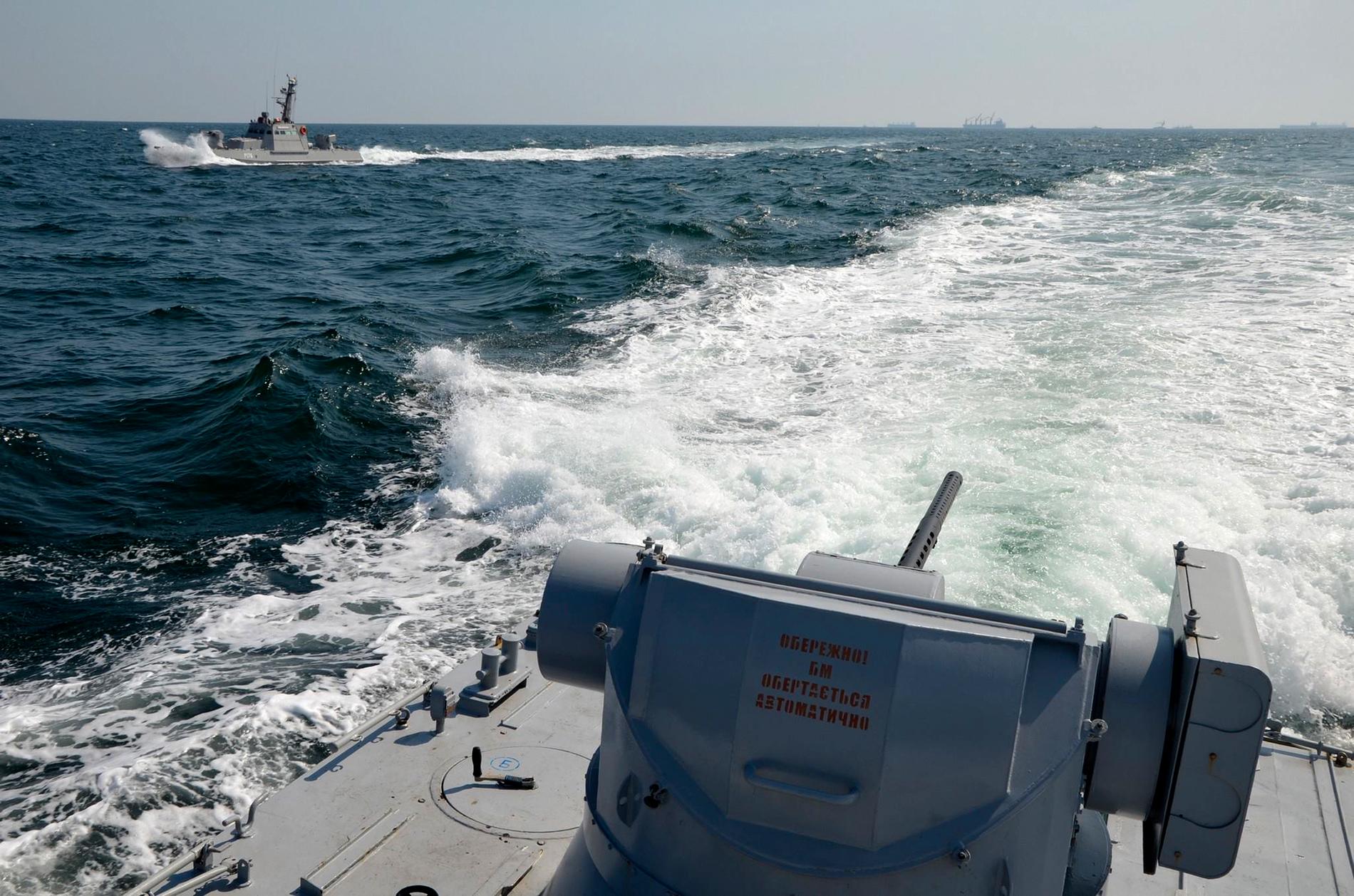 Två ukrainska marinfartyg nära den av Ryssland annekterade Krimhalvön.