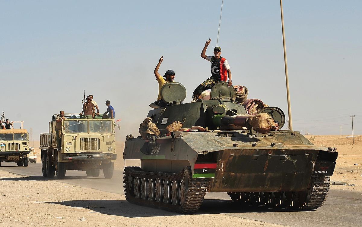FIRAR SEGERN Rebellerna har tagit kontroll över Libyens huvudstad Tripoli. Här är de på väg mot staden Sirte.