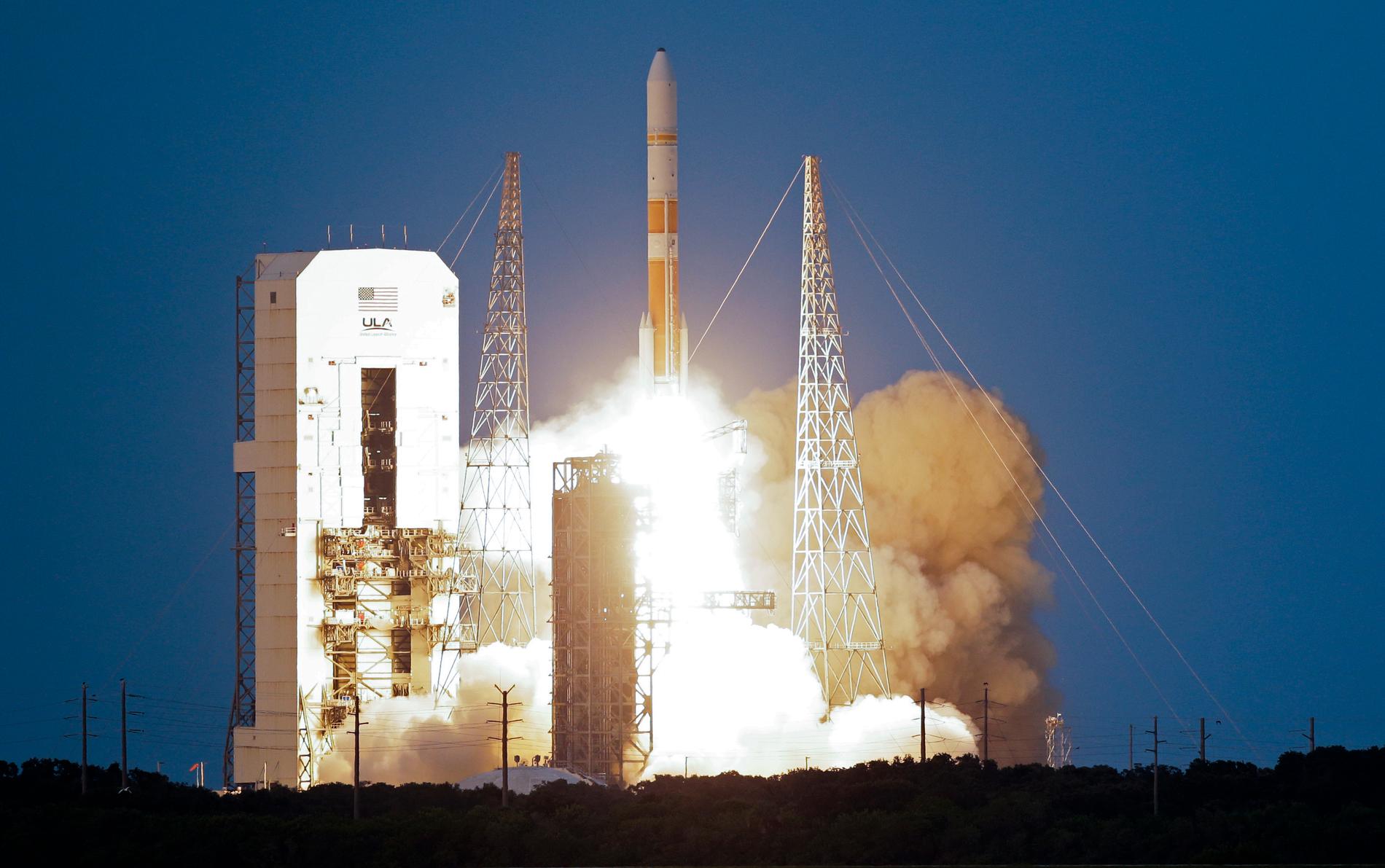 En raket skickas upp från Florida, USA, med en militär kommunikationssatellit, i juli 2015. Arkivbild.