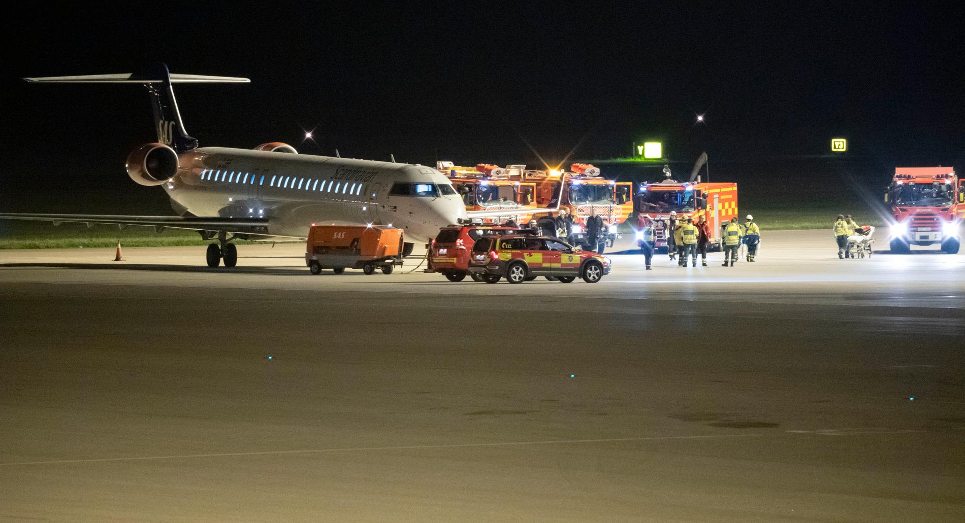 Räddningstjänst och ambulanspersonal på plats vid ett flygplan tillhörande SAS efter att det nödlandat på Sturups flygplats på torsdagskvällen.
