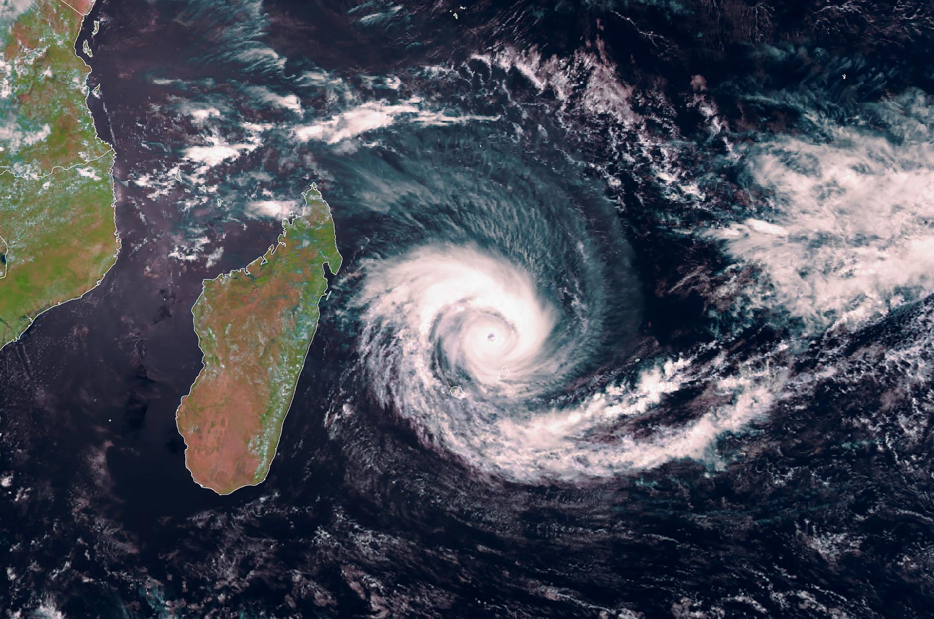 Den tropiska cyklonen Batsurai rör sig västerut.