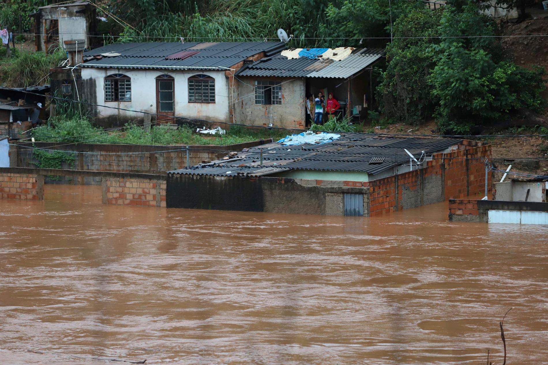 Ett hus som översvämmats i sydöstra Brasilien efter den senaste tidens svåra oväder.