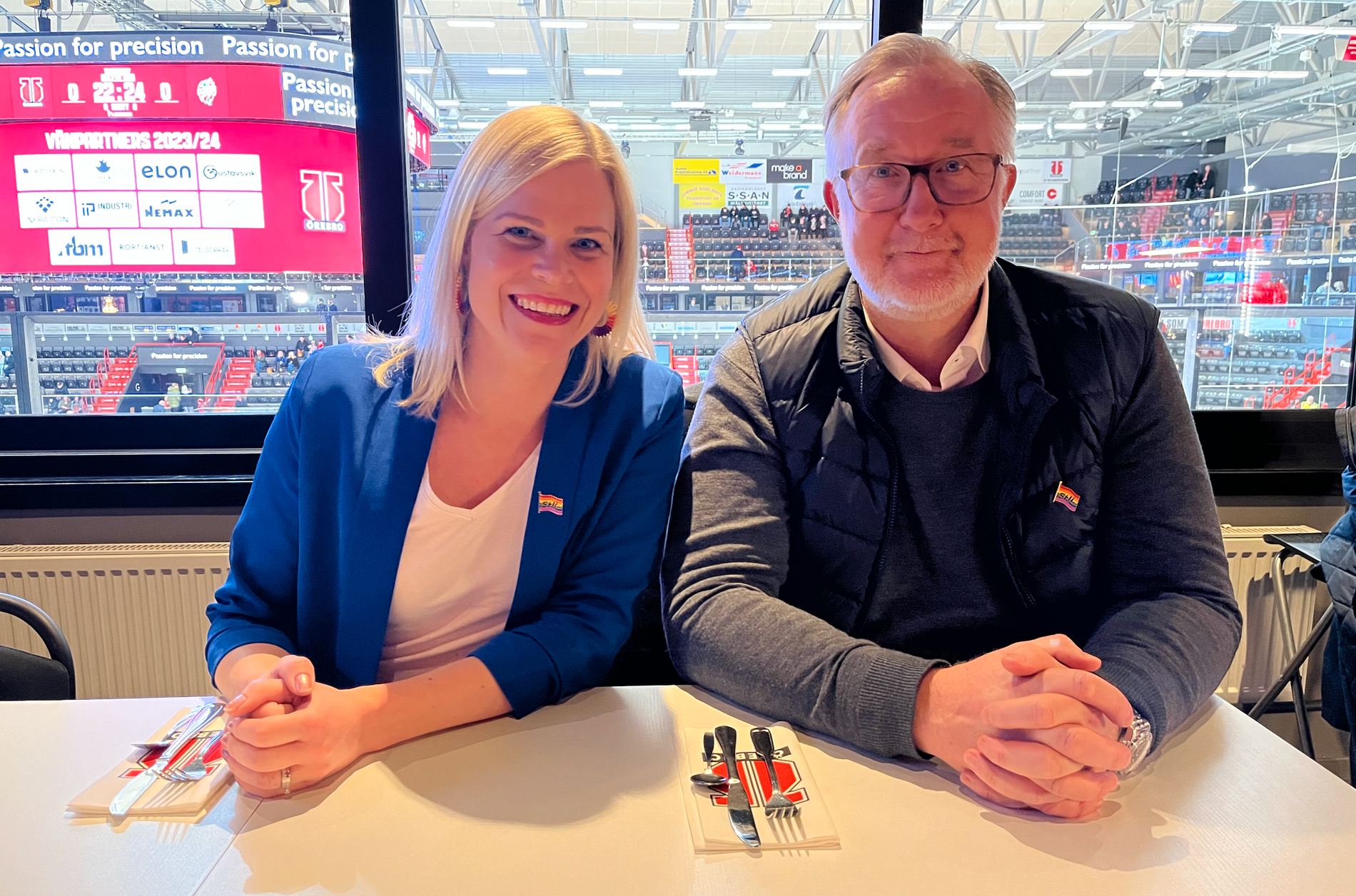 L-ministrarna Johan Pehrson och Paulina Brandberg på plats i Behrn arena i Örebro under SHL Pride Week.