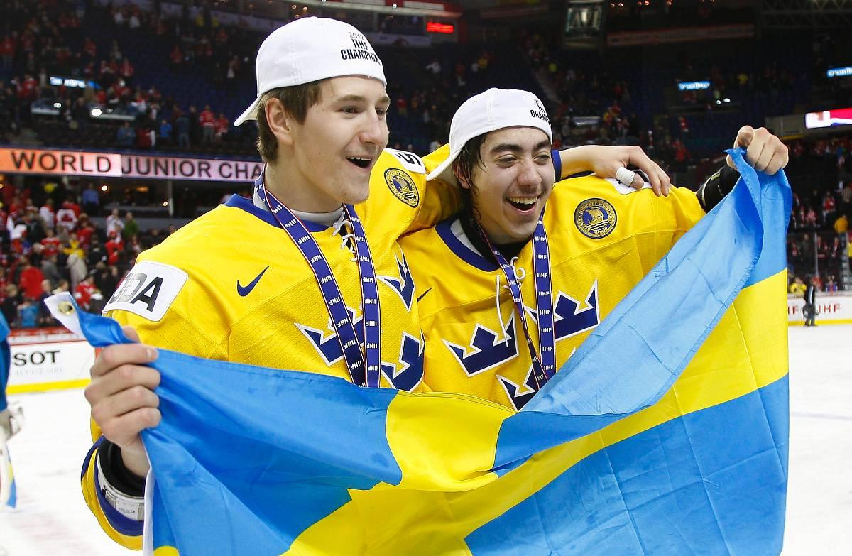GULDHJÄLTE  Mika Zibanejad, till höger, var en av de mest tongivande spelarna när Sverige vann JVM-guld förra året. Nu sätter stjärnans NHL-klubb stopp för svenskens medverkan i år.