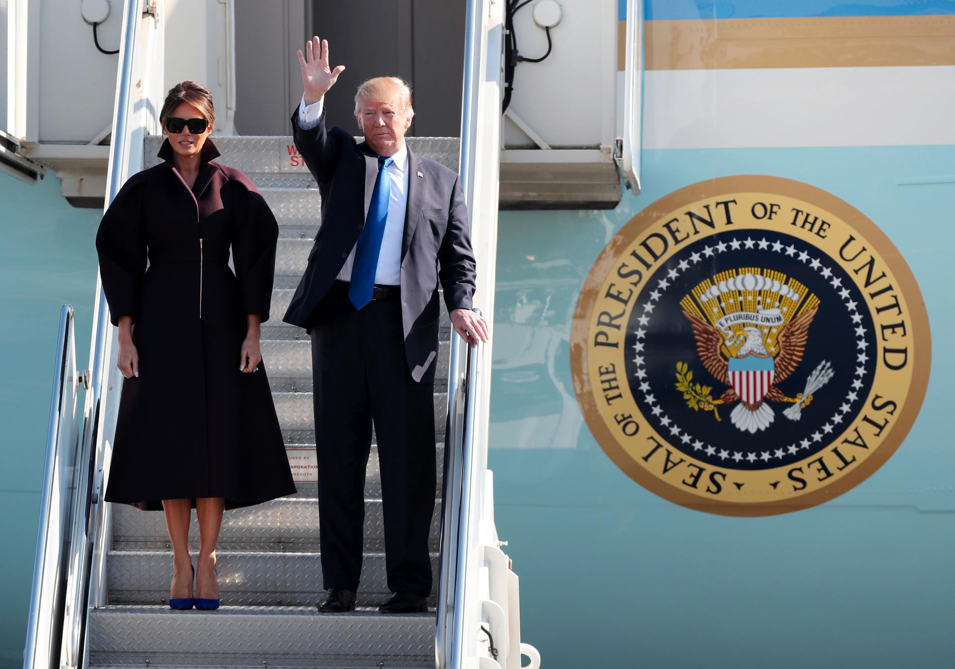 Donald Trump och hans fru Melania har vinkat hej då till Japan.