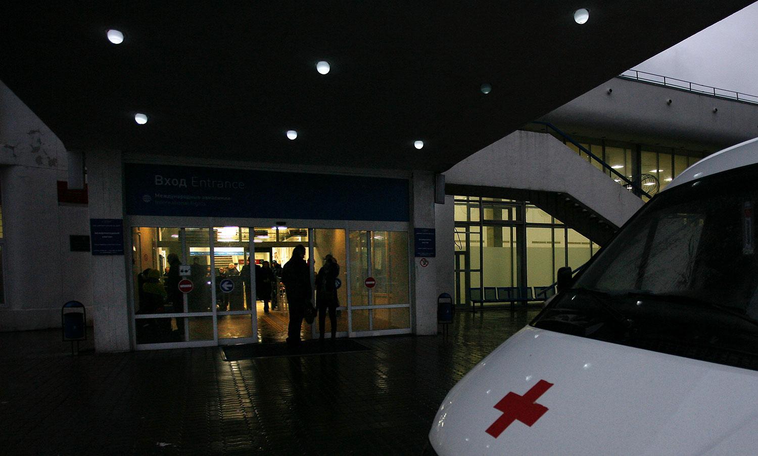 En ambulans har parkerat utanför flygplatsen.