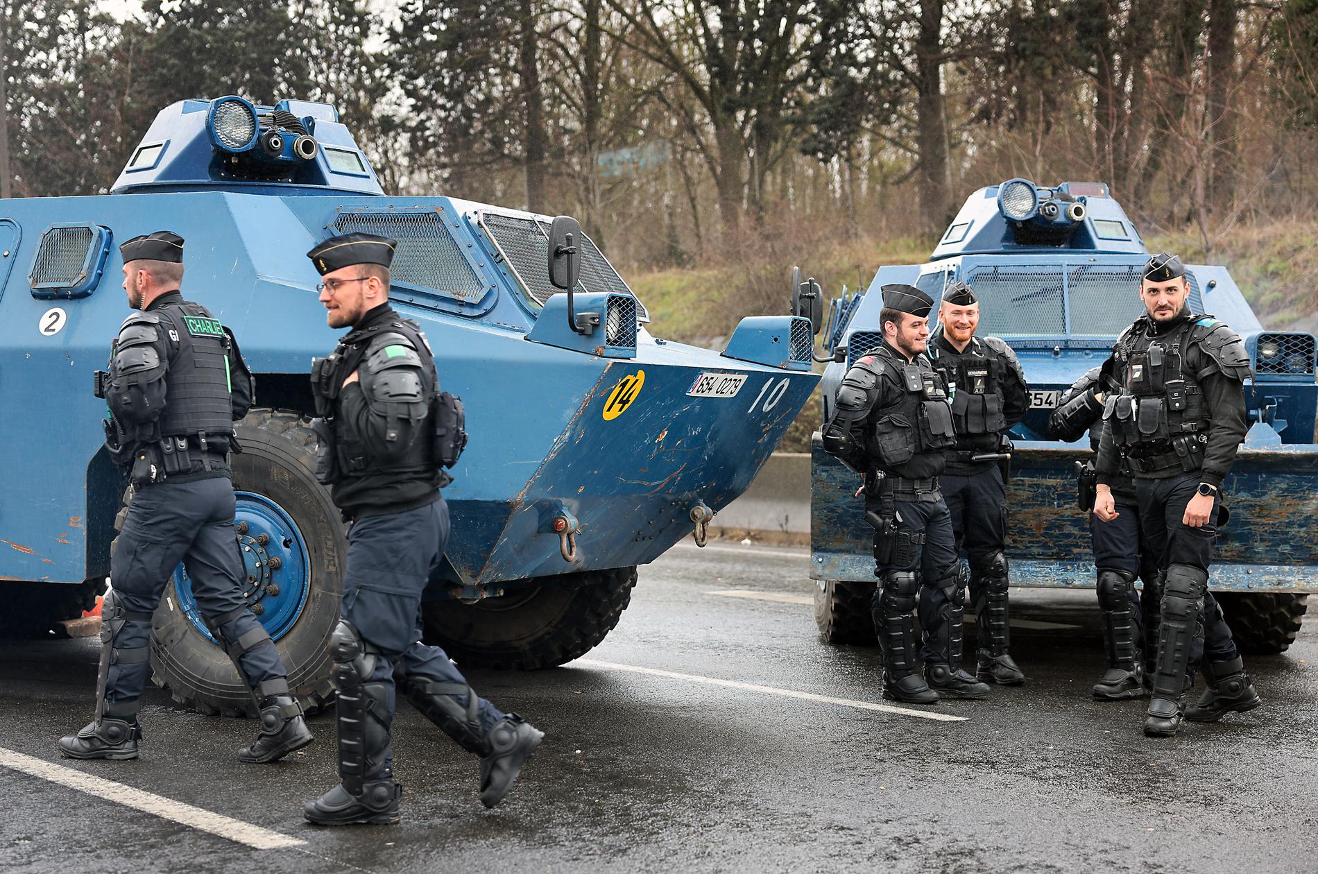 Kravallpoliser blockerar motorvägarna in till Paris.