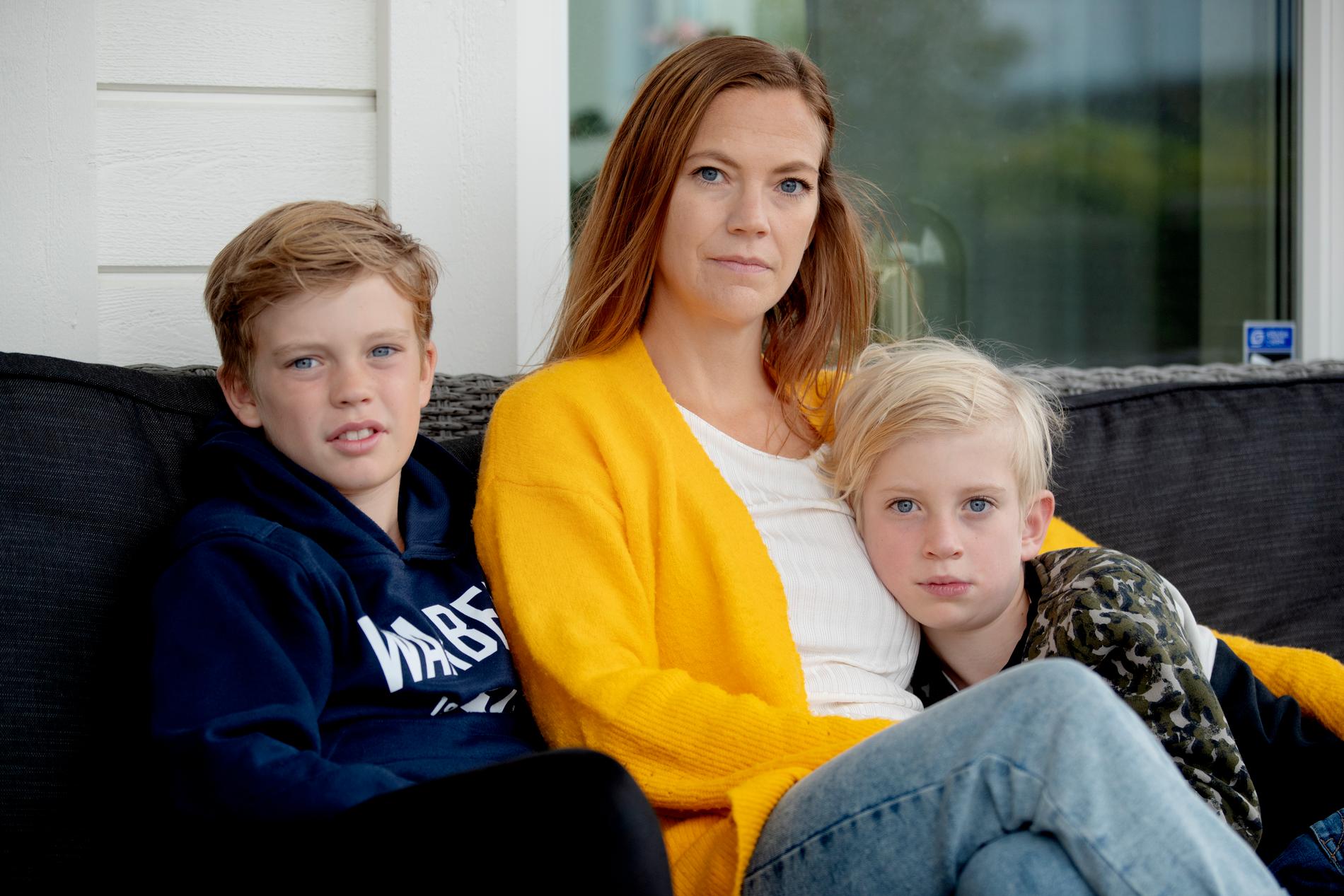 Helen Sigurdsson harvarit hemma med sin sjuårige son Charlie i sex månader utan att få någon ersättning från någon.