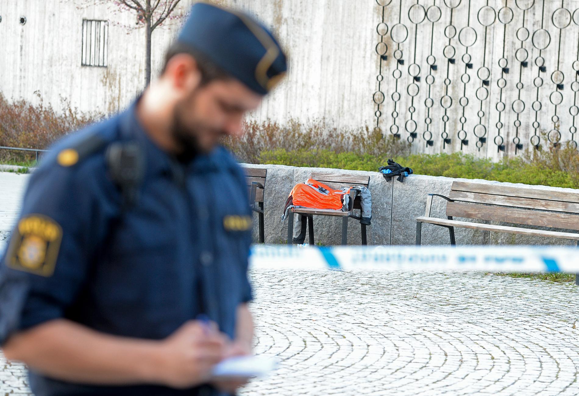Polis på plats vid Vårby Gård där skjutningen skedde.