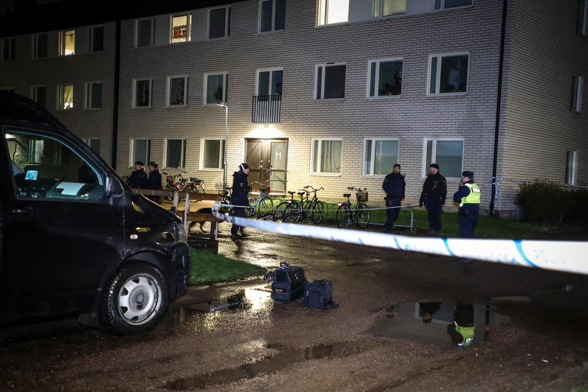 Polis på plats i stadsdelen Skäggetorp i Linköping där en person sköts ihjäl på lördagskvällen. Arkivbild.