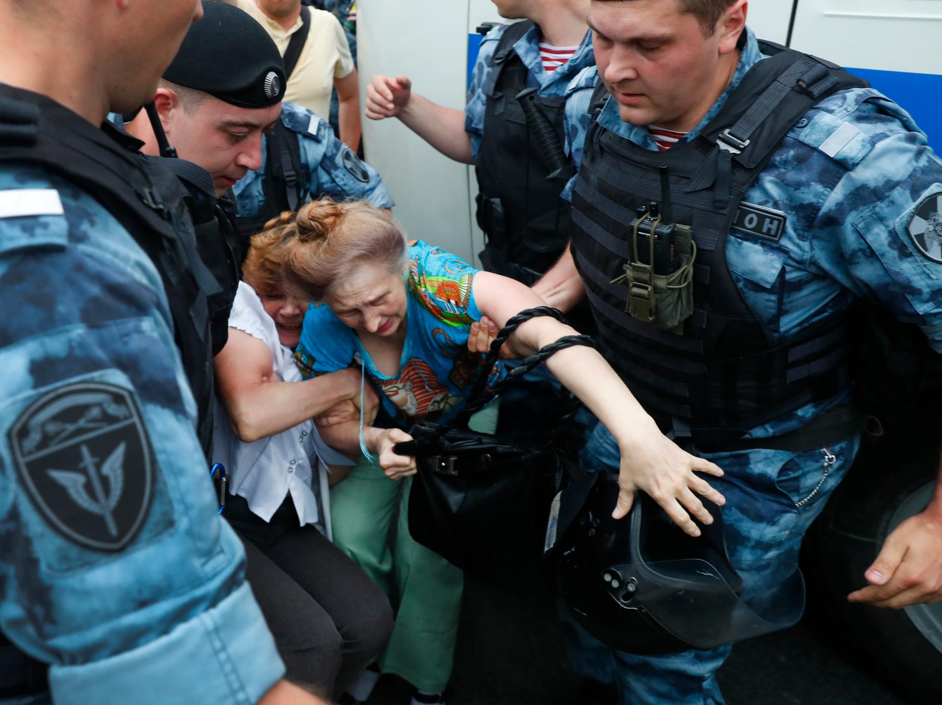 Polis griper en kvinna under protestmarschen i Moskva, där bland annat den ryske oppositionspolitikern Aleksej Navalnyj har gripits.