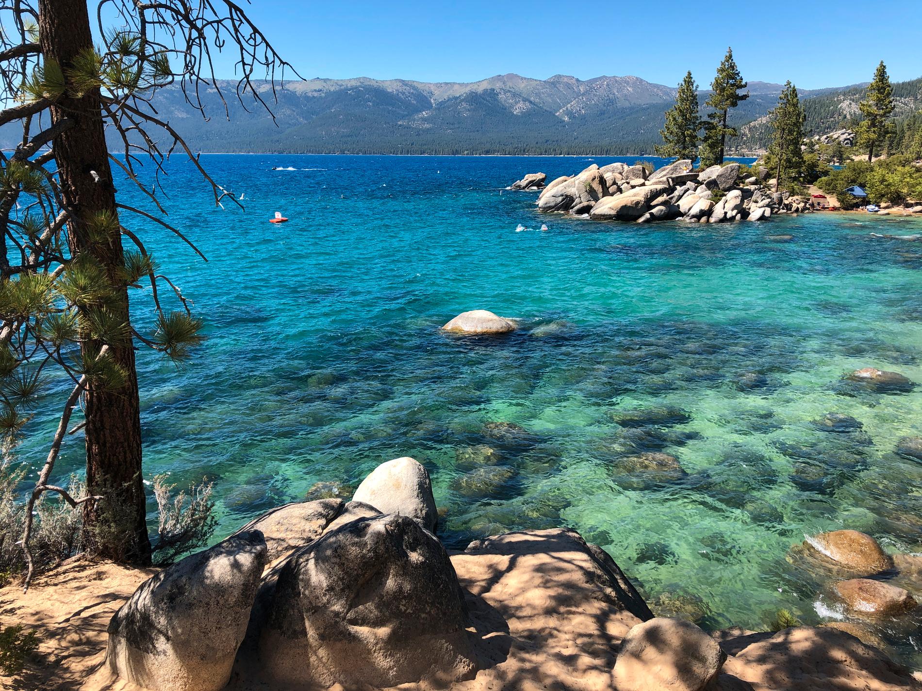 Lake Tahoe ligger på gränsen mellan Kalifornien och Nevada i USA.