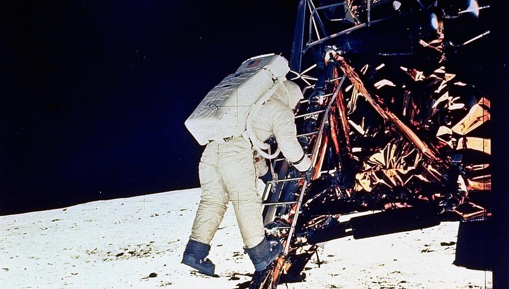 Edwin E. ”Buzz” Aldrin kliver ned på månens yta 20 juli 1969.