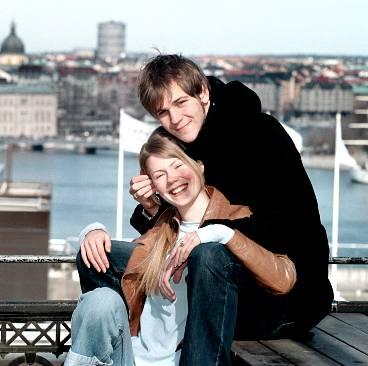 vårkänslor Gustaf Skarsgård och Hanna Alström hade inte svårt att övertyga i rollerna som det förälskade paret Jonas och Anja i tv-serien "Cleo". Sedan tre år är de båda skådespelarna ett par även privat.