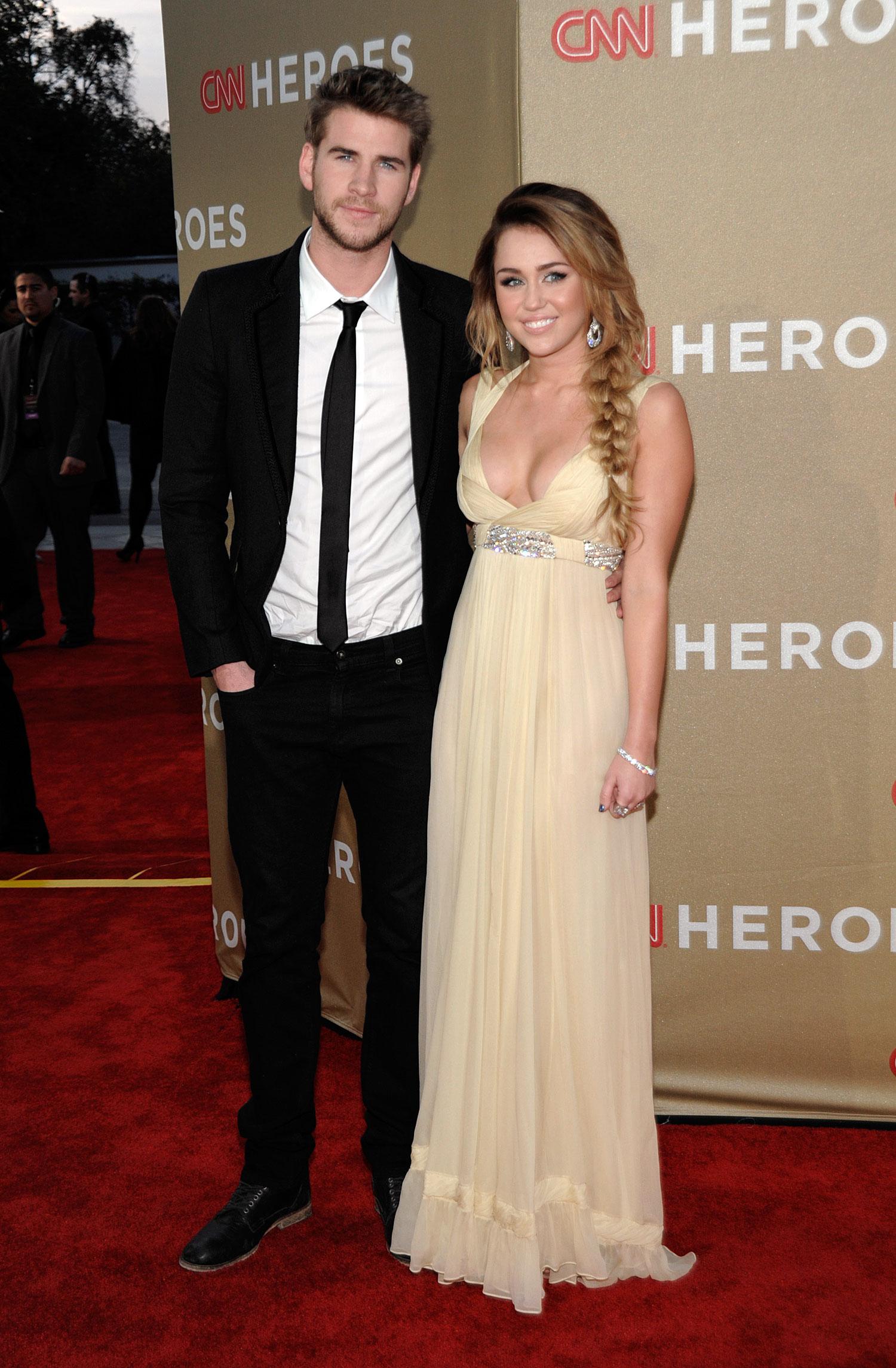 Miley Cyrus tillsammans med pojkvännen Liam Hemsworth 2011.