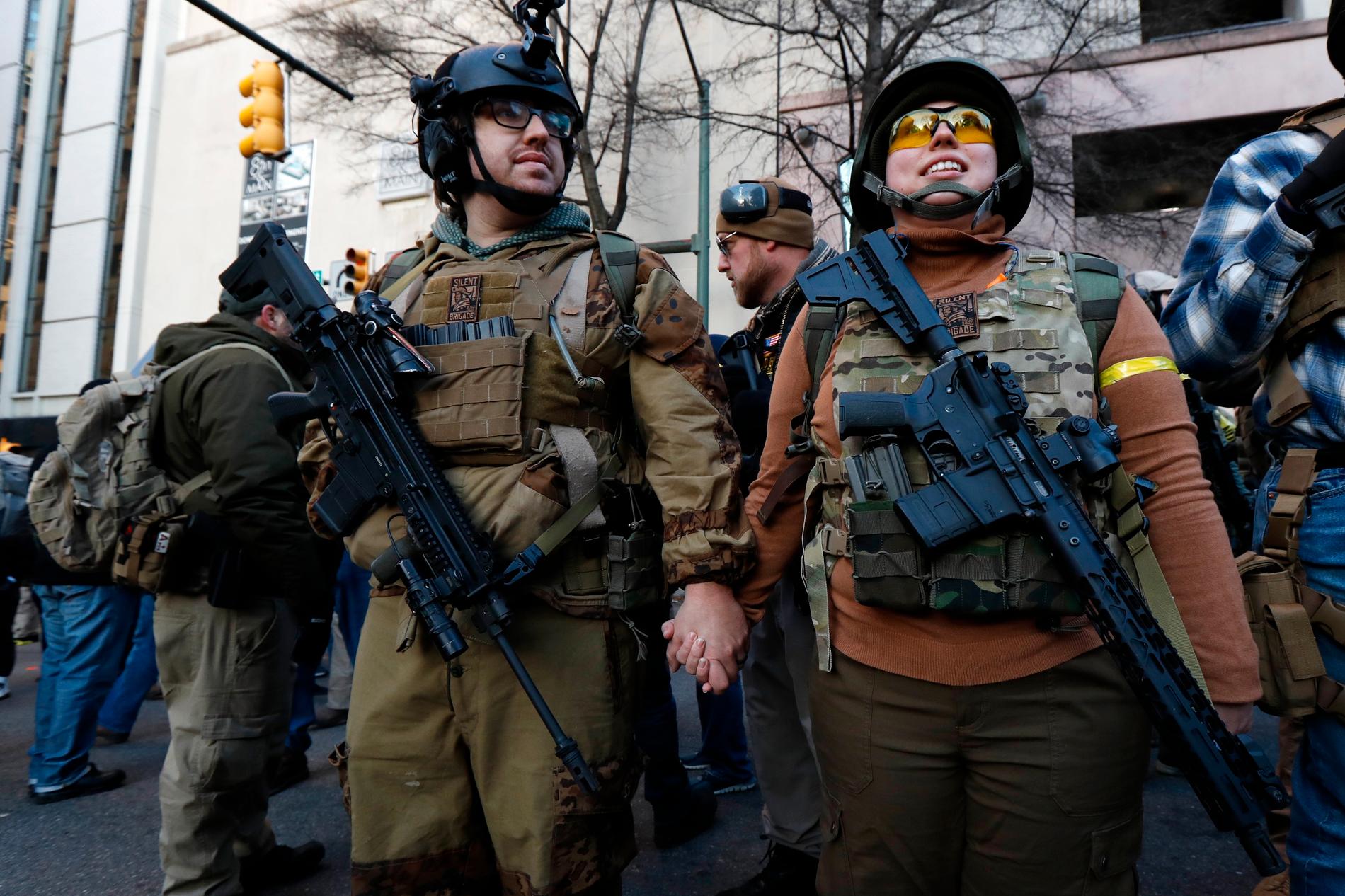 Beväpnade demonstranter utanför säkerhetsavspärrningarna i Richmond, Virginia, i USA på måndagen.
