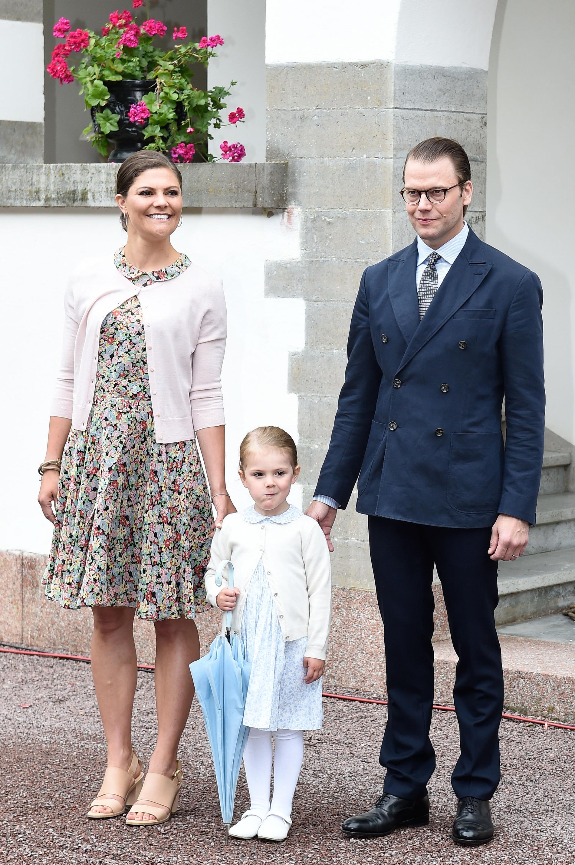 Kronprinsessan Victoria, prinsessan Estelle och prins Daniel under det offentliga firande av kronprinsessan Victorias 38-årsdag vid Sollidens slott på Öland 14 juli 2015.