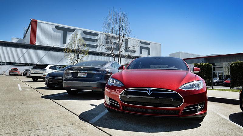 Tesla Model S framför fabriken i USA.