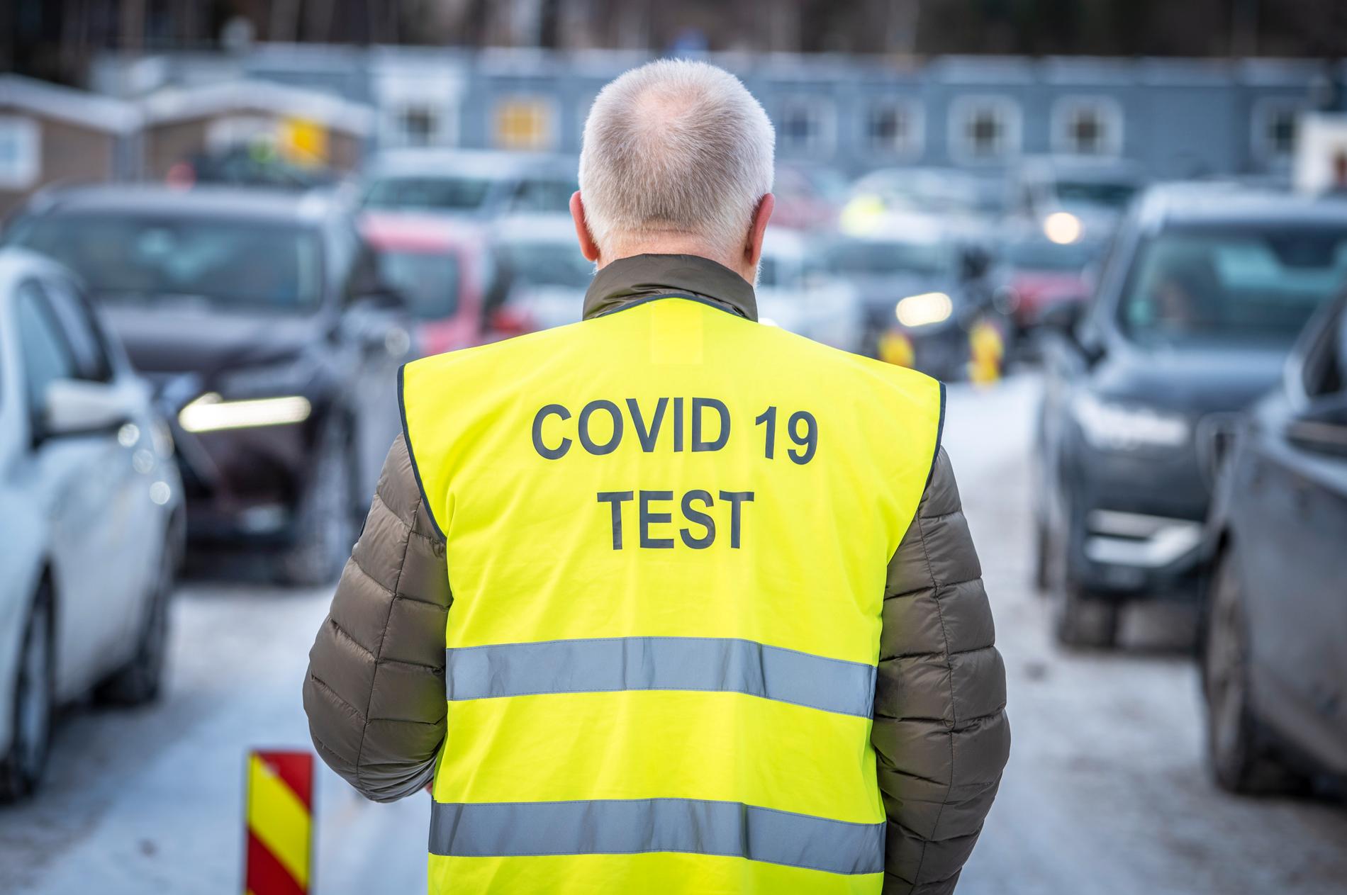 Långa köer vid gränsstationen i Svinesund, där alla inresande måste testa sig för covid-19.