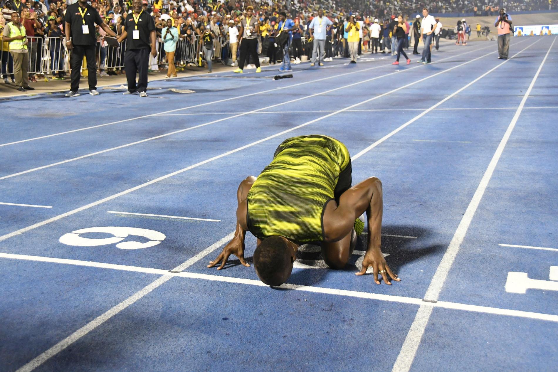 Jamaicas Usain Bolt kysser mållinjen efter sitt sista lopp på hemmaplan.
