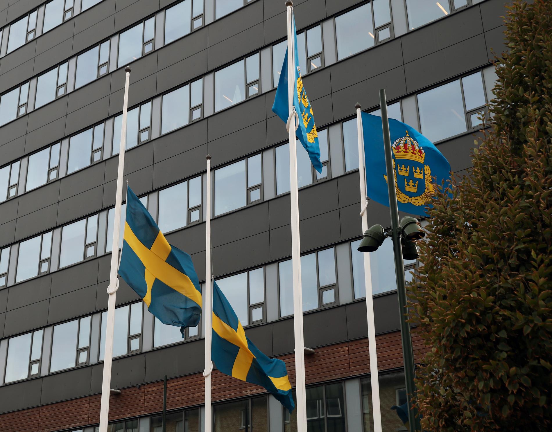 Alla polisstationer flaggade på halv stång, sa Region Syds polischef under polisens pressträff. Här är polisstationen i Malmö.