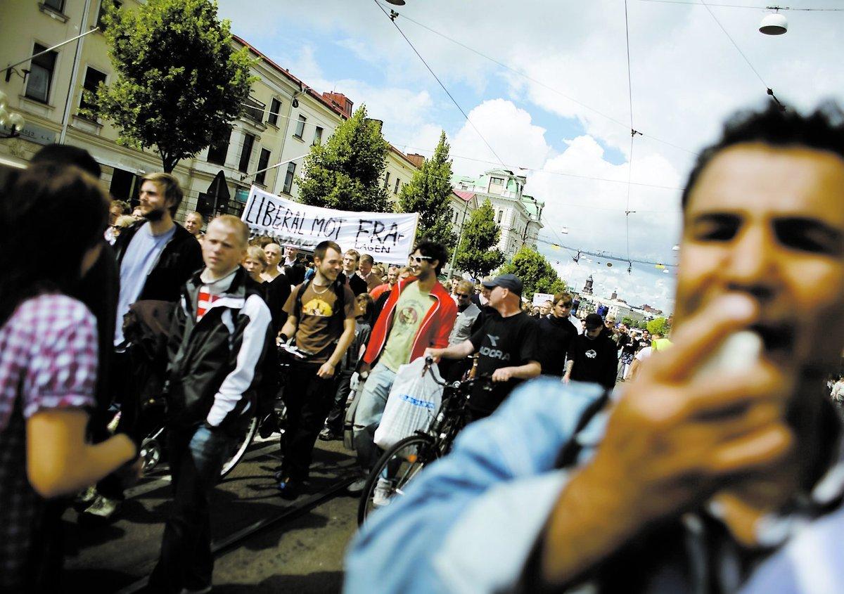 ”VI VILL INTE HA FRA” Tusen personer deltog i en protestmarsch mot FRA på Avenyn i Göteborg.