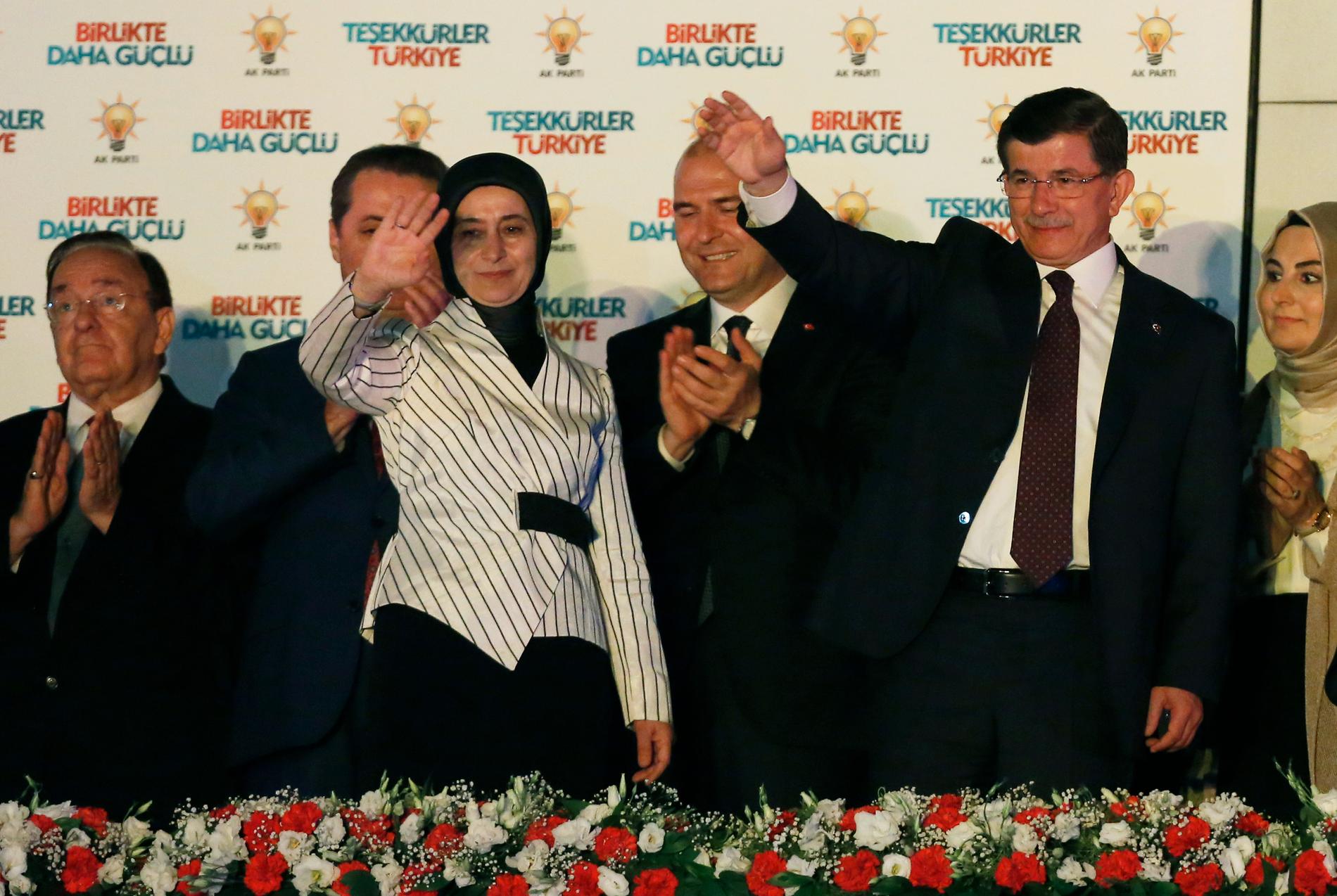 Turkiets premiärminister Ahmet Davutoglu (till höger) med sin fru Sare vinkar från AKP:s högkvarter.