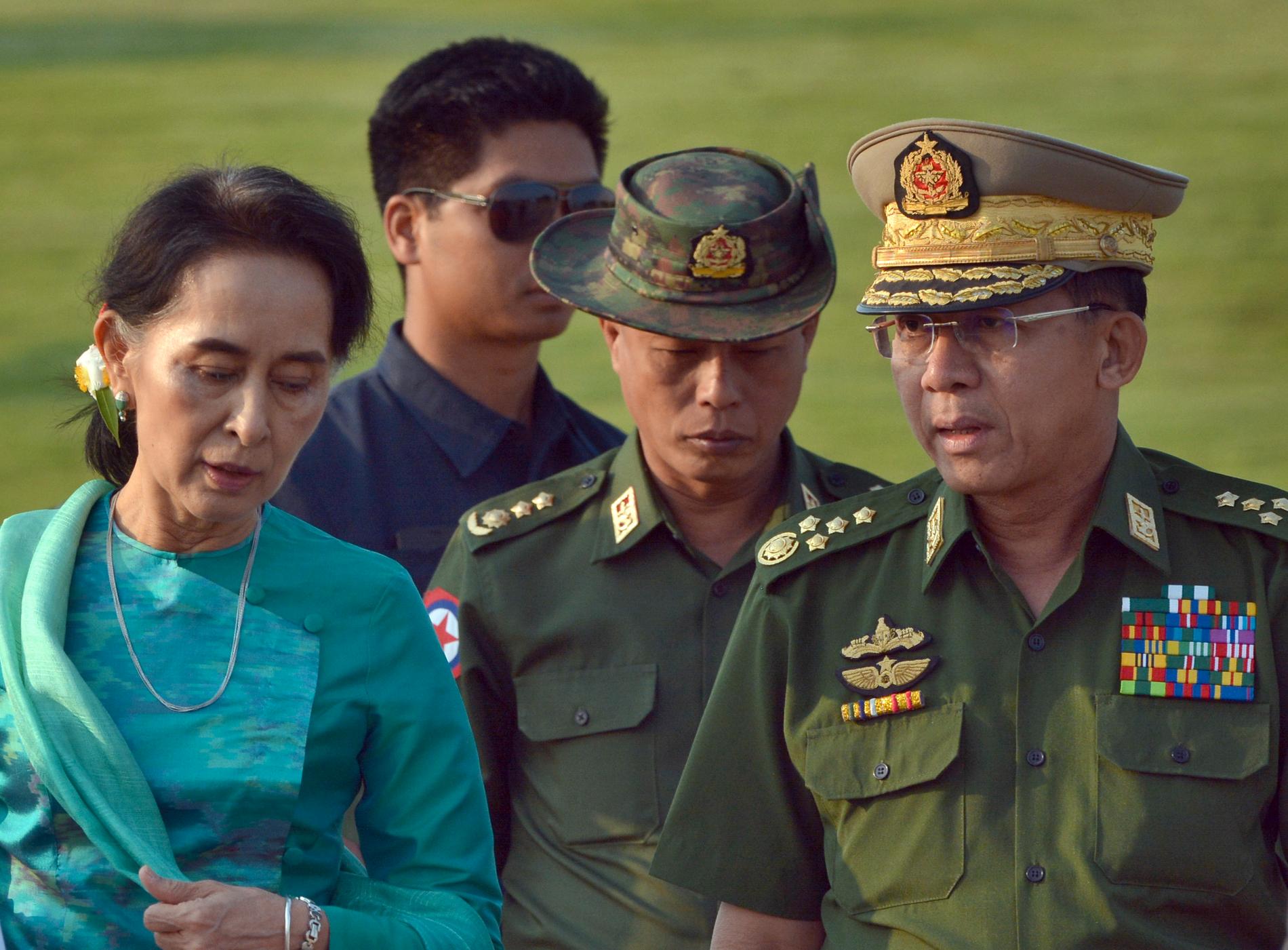 Aung San Suu Kyi ses gå bredvid Myanmars överbefälhavare general Min Aung Hlaing, anklagad för krigsbrott och etnisk rensning.