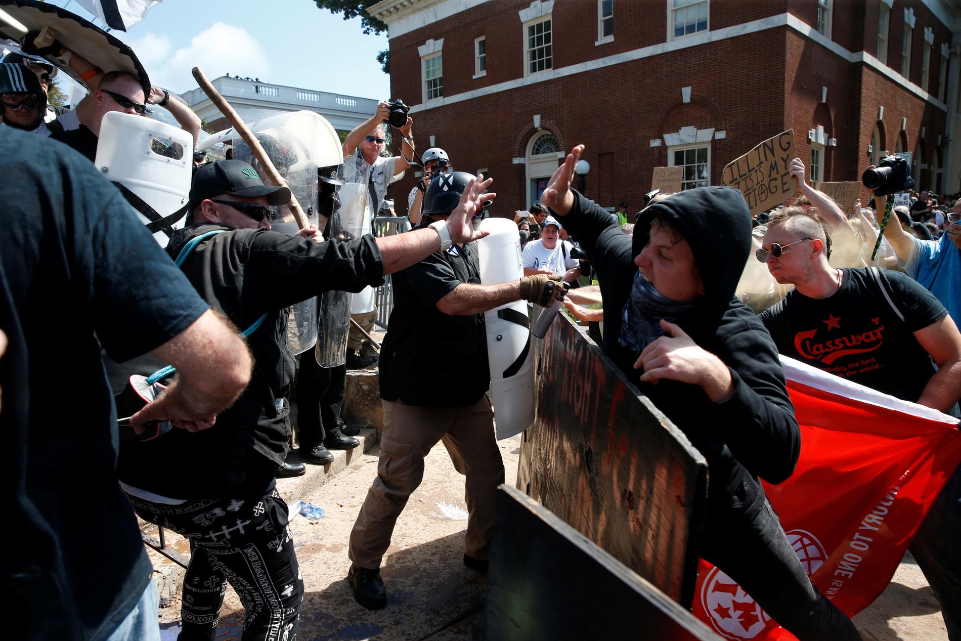 Sammandrabbningar mellan högerextremister och motdemonstranter i Charlottesville, Virginia.