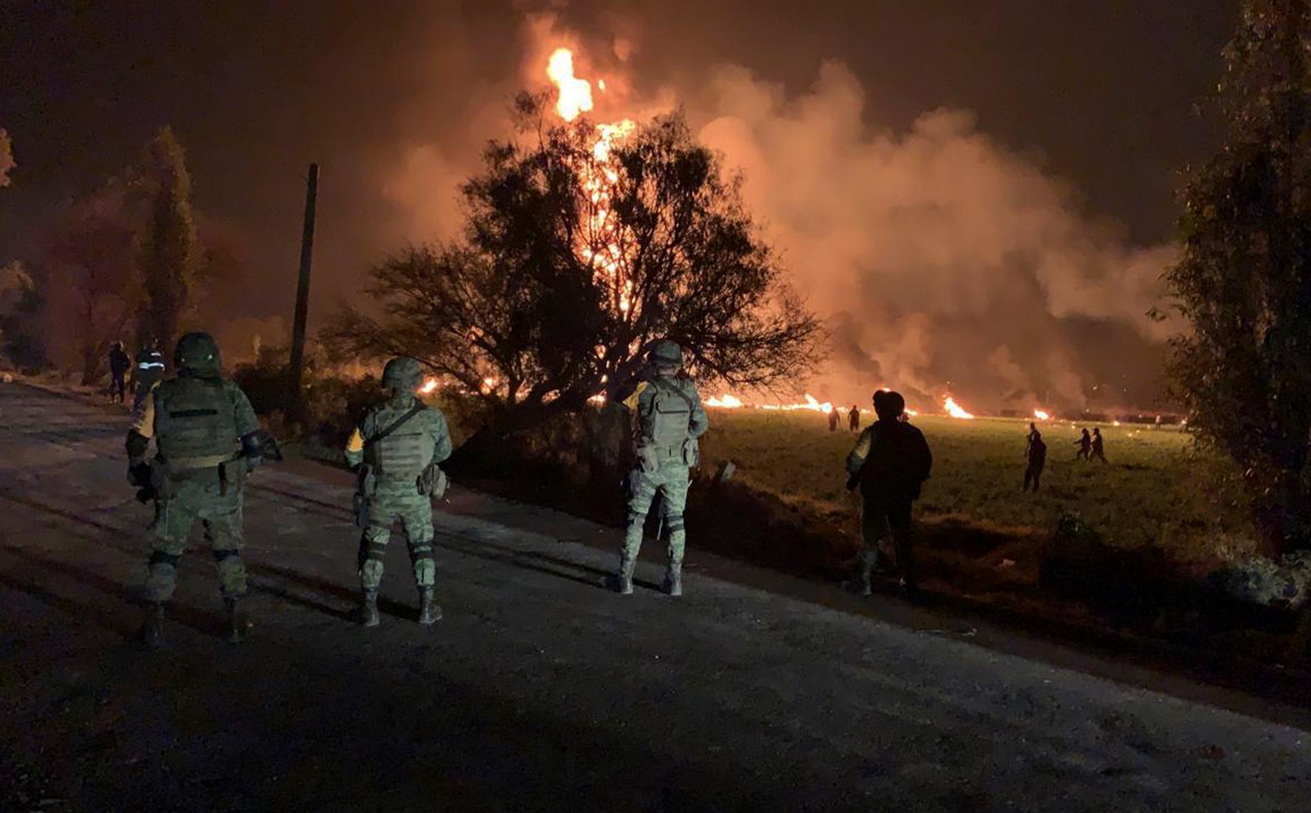 Soldater vaktar området kring explosionen i Tlahuelilpan.