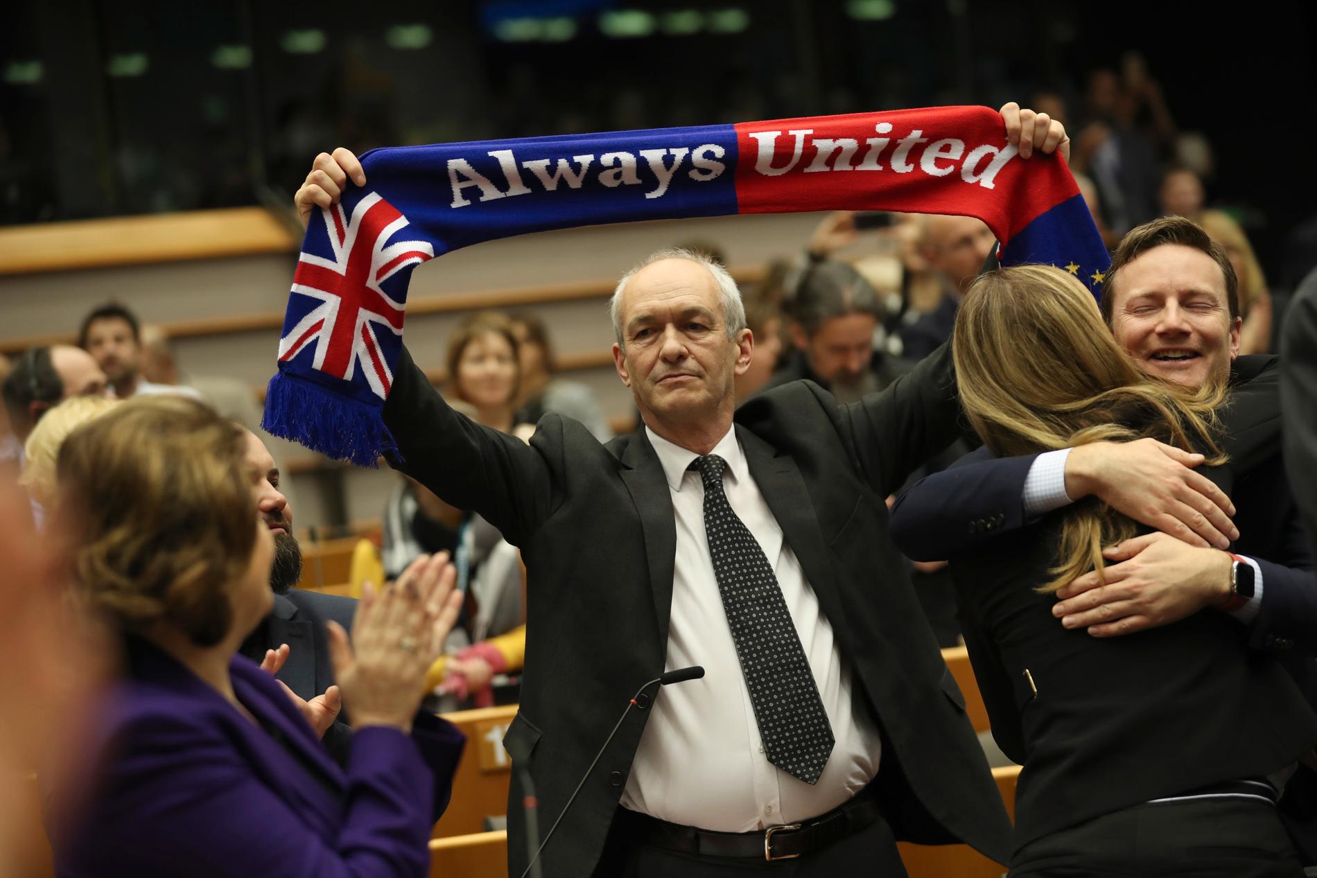 Ledamoten Richard Corbett med en halsduk i EU-parlamentet i onsdags.