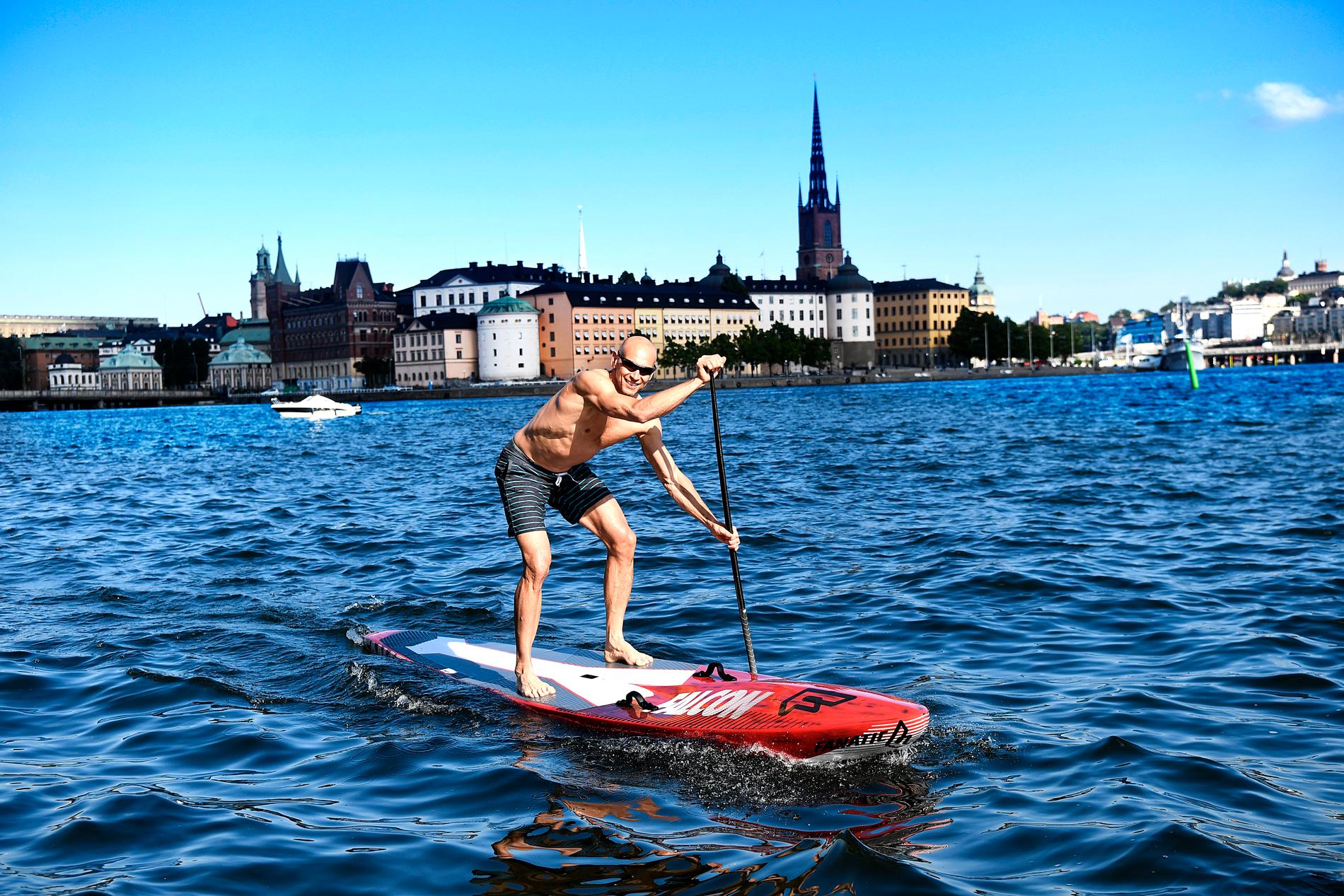 Nicklas Hultgren på sin Standup paddleboard. – Är det varmt så känner man att man vill ut. Och blir det för varmt, så är det här bättre än kajak, för man kan bara hoppa i vattnet. 