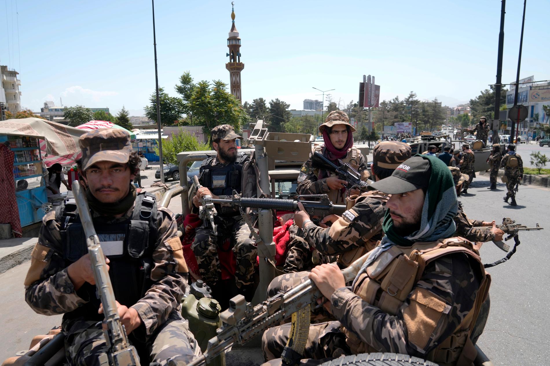 Talibaner vaktar efter explosioner i Kabul i juni år. 