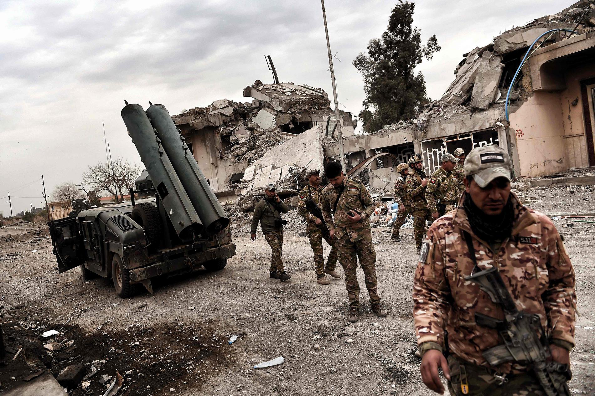 Irakiska soldater i strid med IS i västra Mosul.