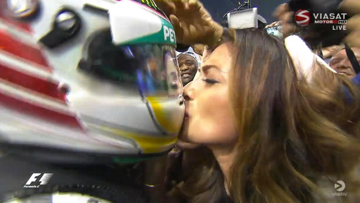 Hamilton firade med en segerkyss från flickvännen Nicole Scherzinger.