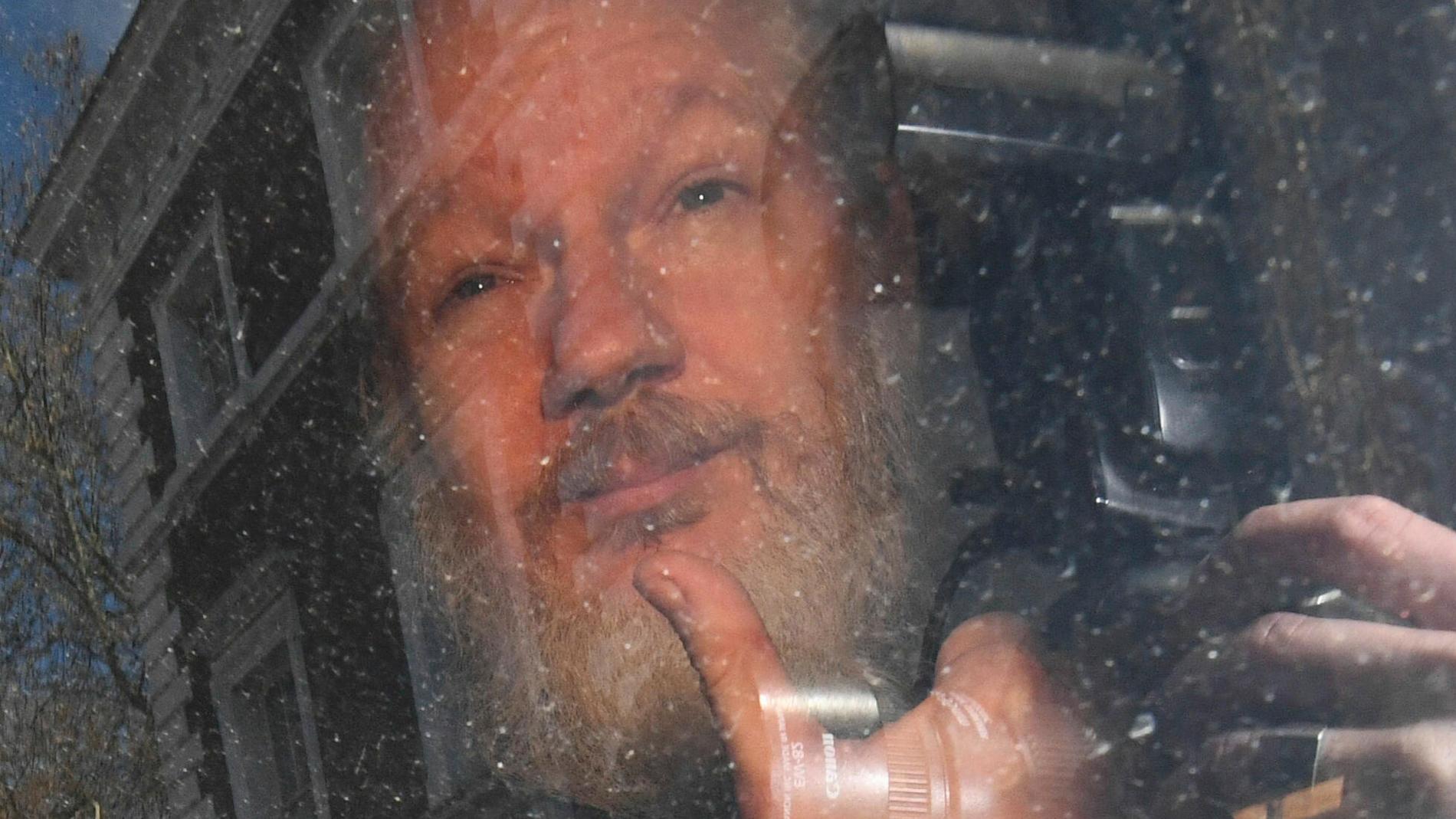 Julian Assange i fredags, när han precis gripits på Ecuadors ambassad i London.