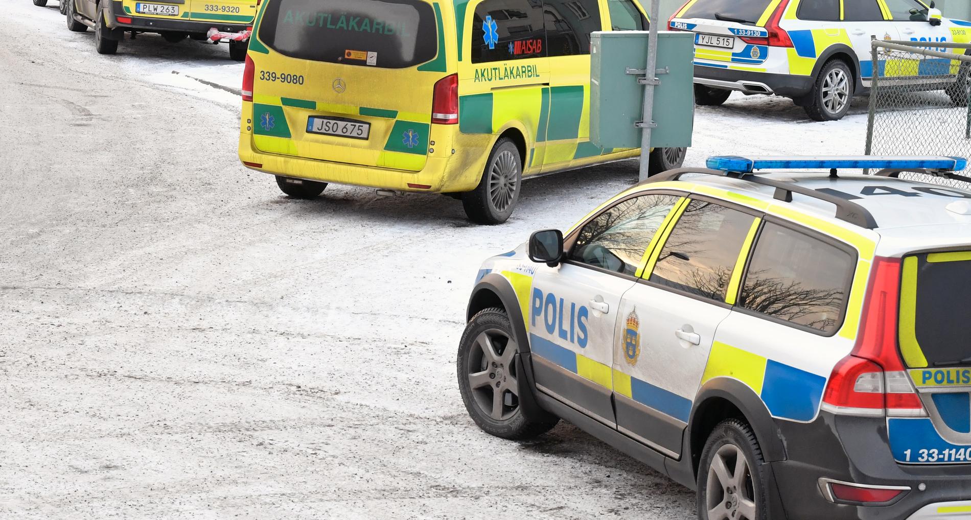 Polis på plats i Vällingby, Stockholm.