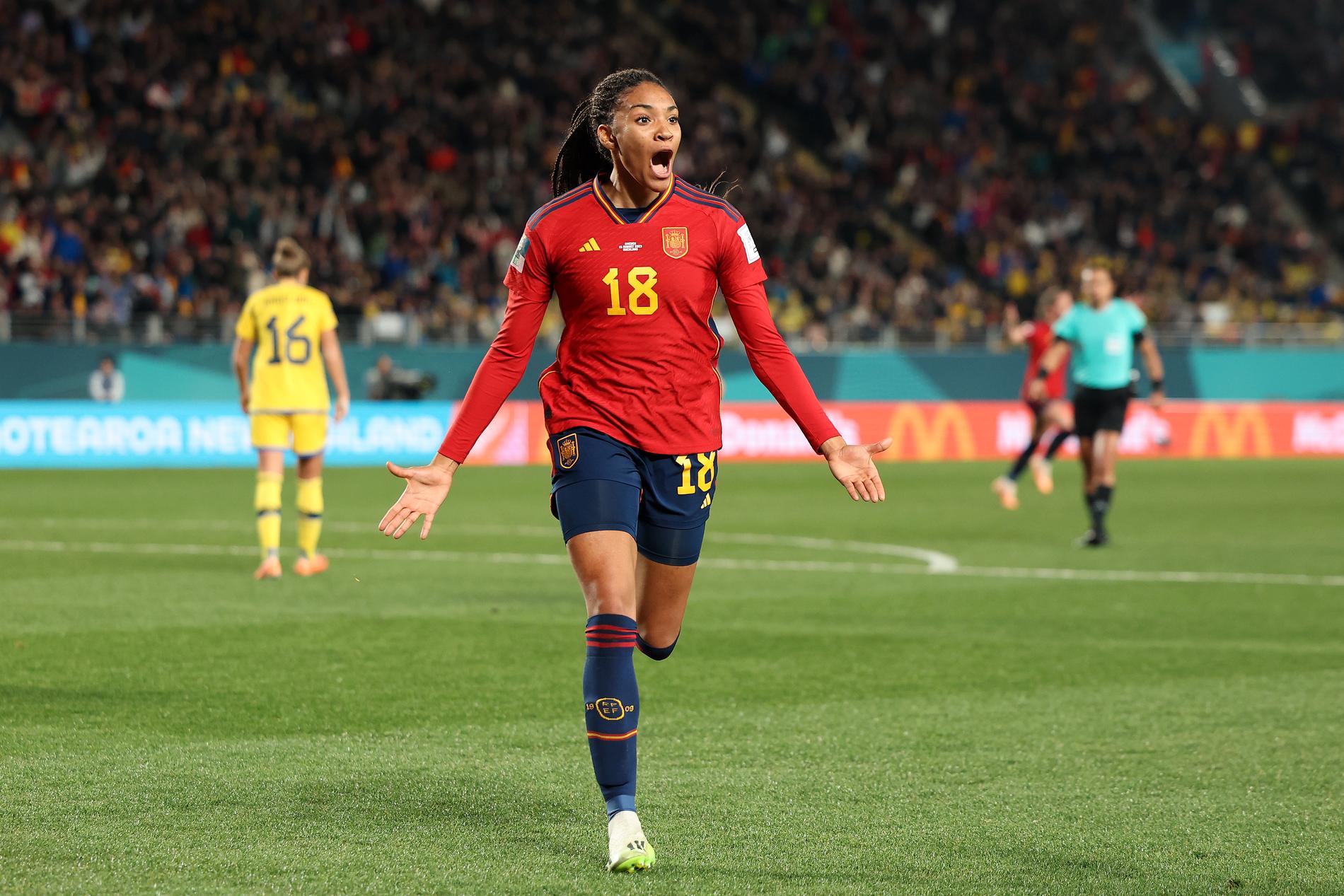 Spaniens Salma Paralluelo jublar efter 1–0-målet i semifinalen.