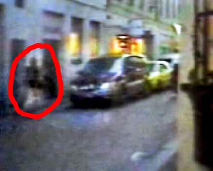 Kvinnan som misstänks ha mördat Marie Johansson i tygbutiken Stuvkällaren i Göteborg  2005 fångades på bild av en övervakningskamera.