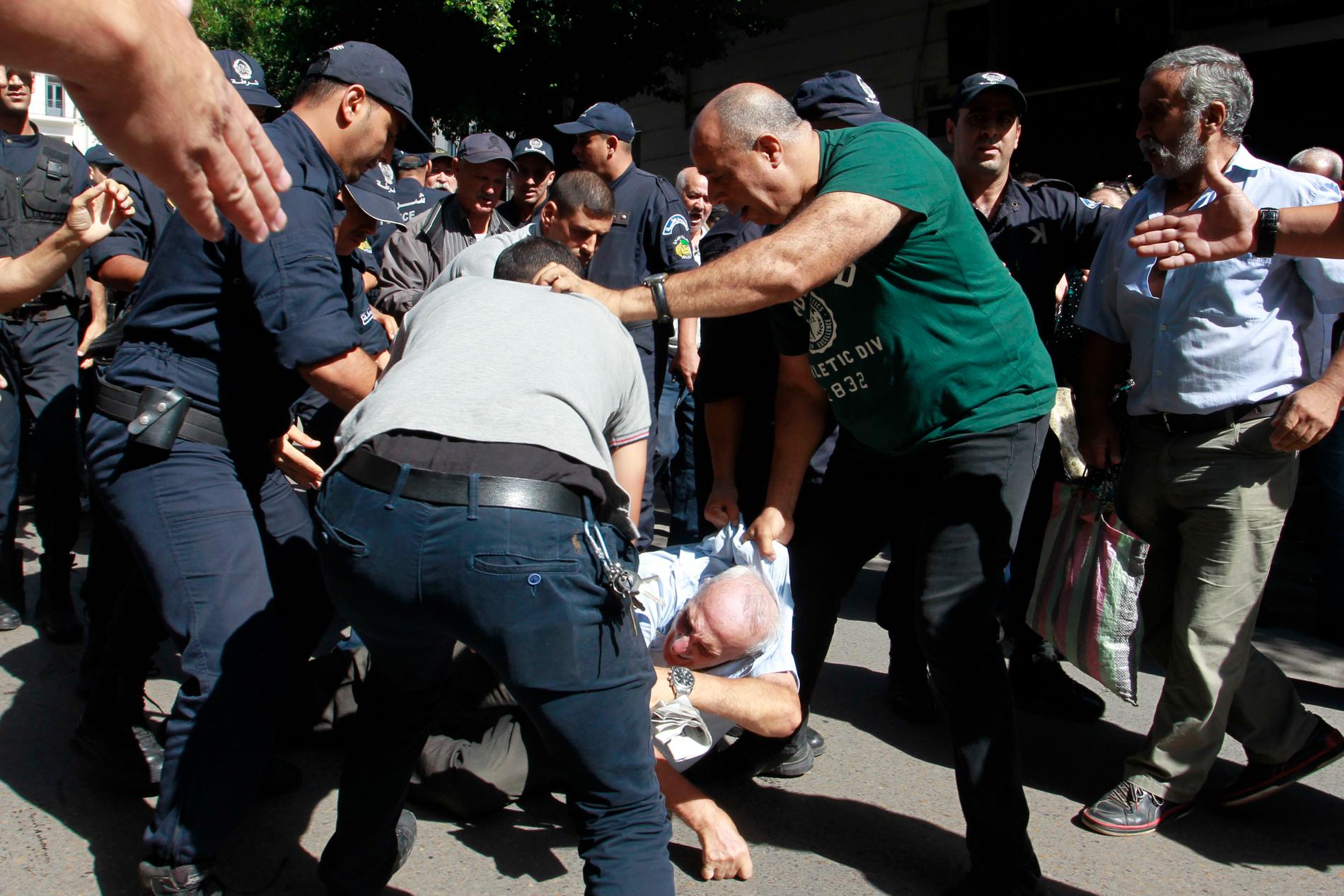 En man grips av polisen i samband med demonstrationen som stoppades.