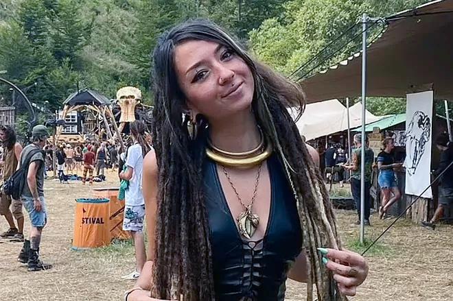 Shani Louk, 22, på en festival i Tyskland i somras.
