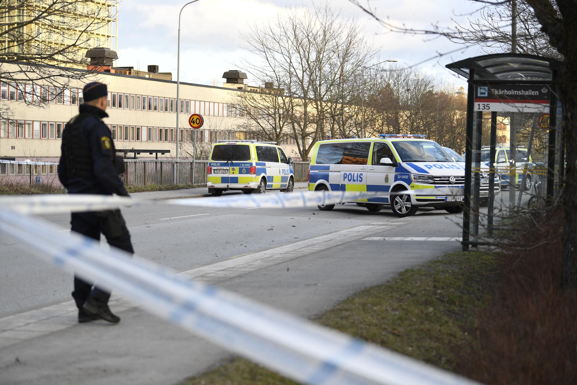 Området vid gångtunneln i Skärholmen spärrades av efter att en man blev skjuten i onsdags kväll.